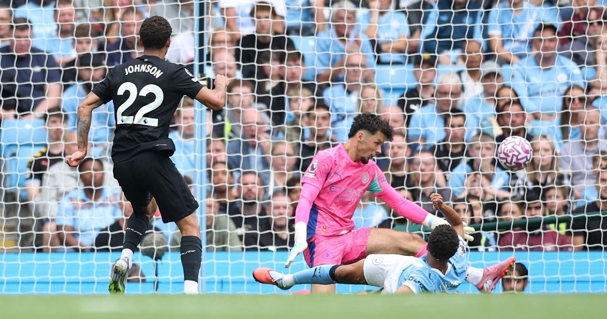 Velika greška golmana Cityja. Predao je loptu protivniku pa primio gol