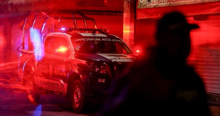 Policajac u Meksiku pokušao spriječiti rulju da linčuje ljude. Ubijen je
