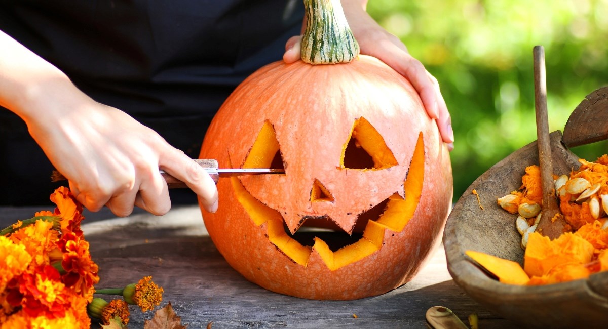 I vi se spremate rezbariti bundevu? Evo na što sve treba pripaziti dok to radite