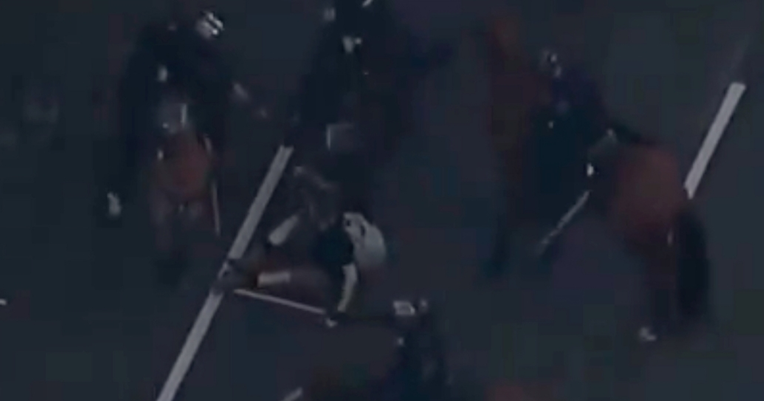 VIDEO Policija u LA-u tukla prosvjednika, policajac na konju prešao preko njega