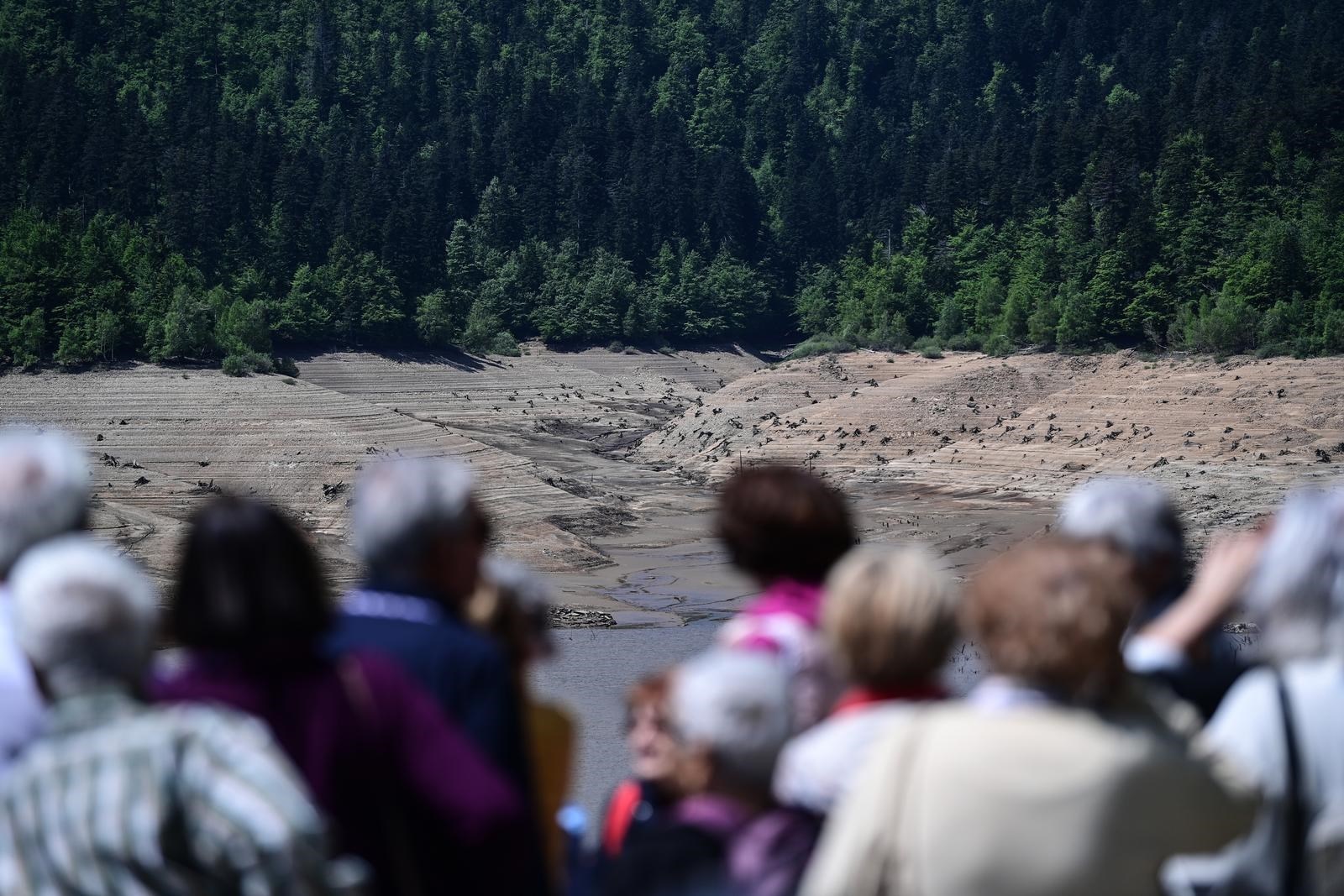 Nakon 22 godine ispražnjeno Lokvarsko jezero, dno skriva ostatke potopljenog naselja