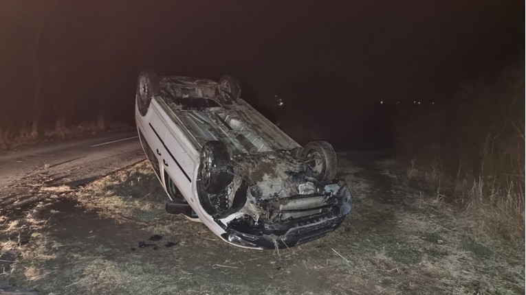U prometnoj kod Požege teško ozlijeđen pijani vozač, auto završio na krovu