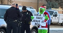 Pastor, odjeven kao Grinch, ispred osnovne škole pokazivao: "Djed Mraz ne postoji"