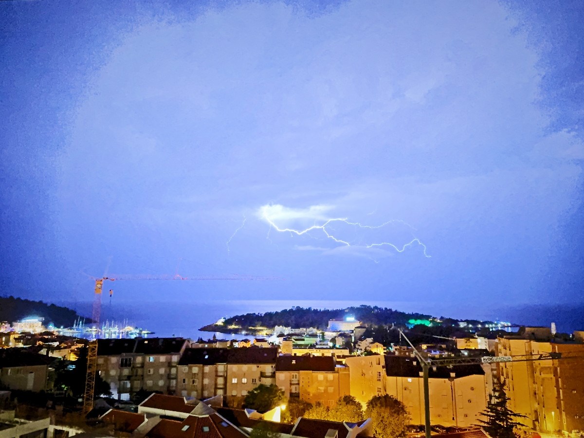 Stiglo je nevrijeme, crveni alarmi za tri regije. Dio A6 je poplavljen