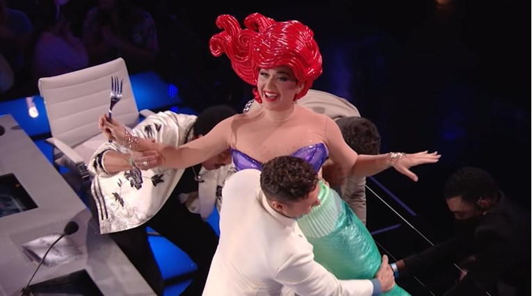 Katy Perry u emisiju došla odjevena kao sirena pa pred kamerama pala sa stolca