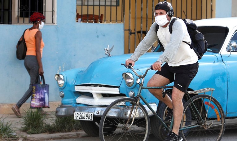 Na Kubi studenti medicine obilascima ljudi suzbijaju širenje virusa