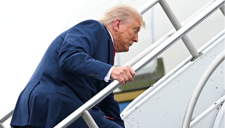 VIDEO Trump zamalo pao na stepenicama. Ranije je ismijavao Bidena zbog toga