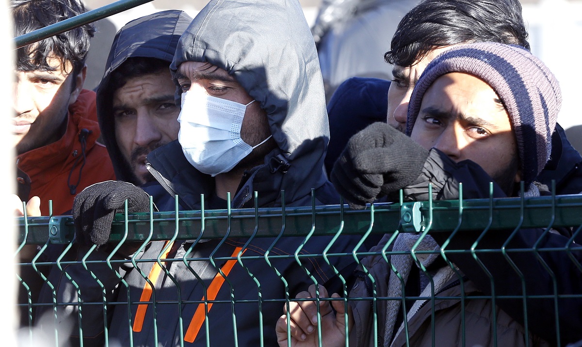 BiH ne zna što s 900 migranata koji se danima smrzavaju na livadi