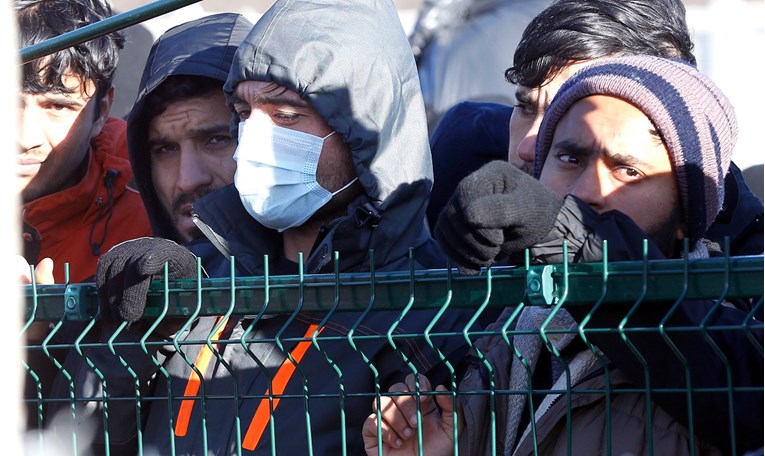 900 migranata danima se smrzava na livadi u BiH, vlasti ne znaju što s njima