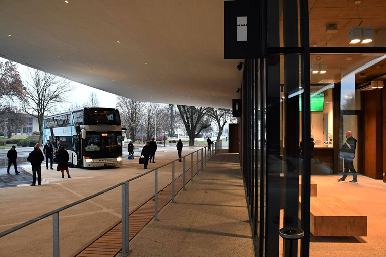 Posvađali se oko sjedećih mjesta u autobusu. Putnica udarila vozača u glavu