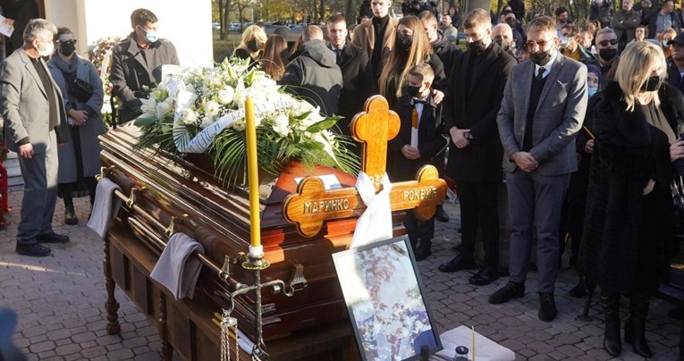 U Beogradu pokopan Marinko Rokvić, shrvani sinovi zapjevali na komemoraciji