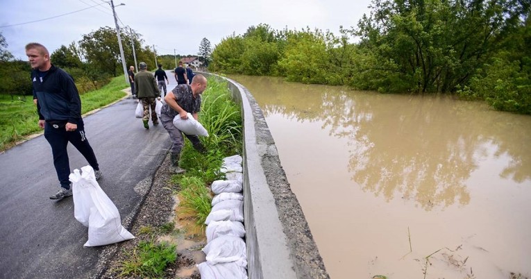 Sava kod Rugvice sinoć dosegla 950 cm, sad polako opada