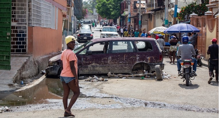 Val nasilja na Haitiju, tisuće mrtvih. Premijer podnio ostavku