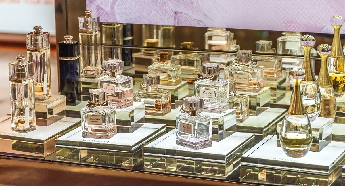 Tri mladića ukrala 202 parfema vrijedna 17.640 eura