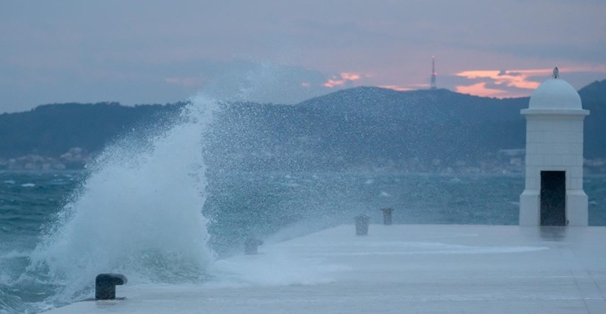 FOTO Olujno jugo u Dalmaciji, valovi okupali rivu u Zadru. Zatvoren dio autoceste