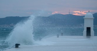 FOTO Olujno jugo u Dalmaciji, valovi okupali rivu u Zadru. Zatvoren dio autoceste