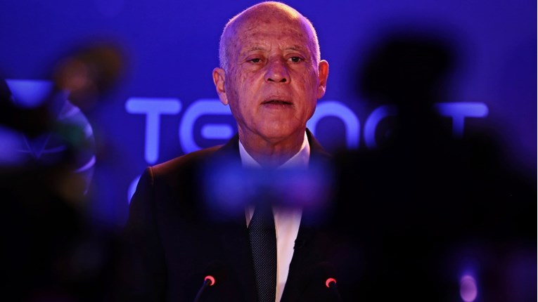 Predsjednik Tunisa smijenio premijera i prosvjednicima zaprijetio vojskom