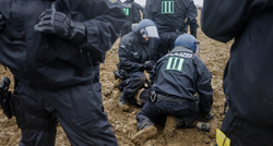 Urnebesna snimka: Njemački policajci tjerali aktiviste pa zaglavili u blatu