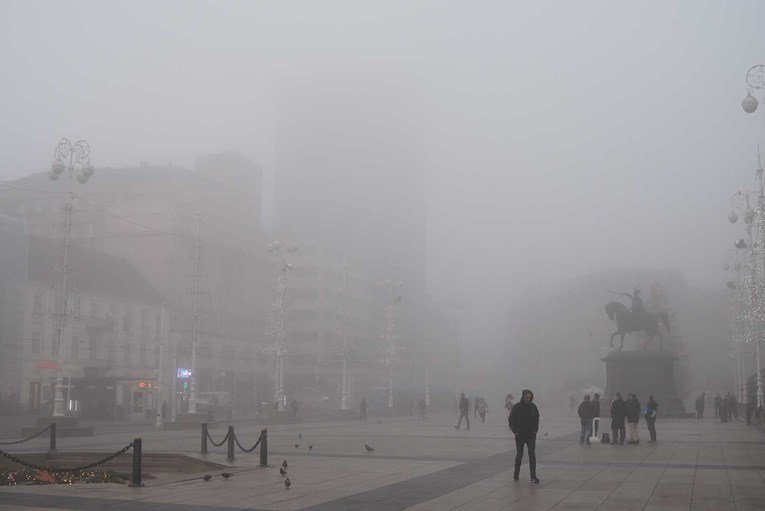 Zagreb se jutros probudio u magli koja je prekrila i Trg