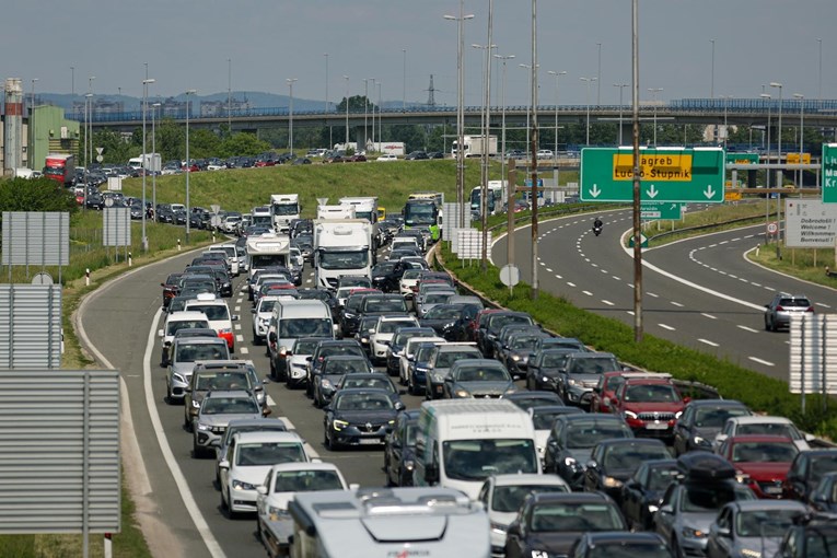 Ogromne gužve: Kolone na autocestama, na granicama se čeka satima