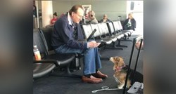 Zatekla svog psića kako tješi tužnog stranca na aerodromu