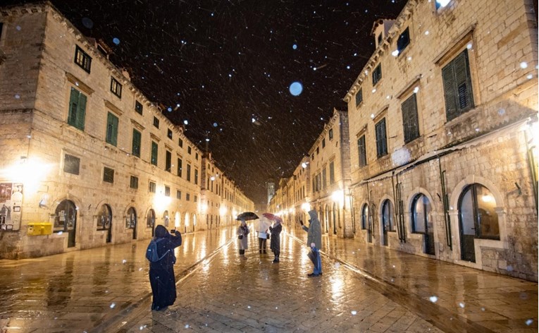 FOTO U Dubrovniku je sinoć padao snijeg, pogledajte kako je to izgledalo