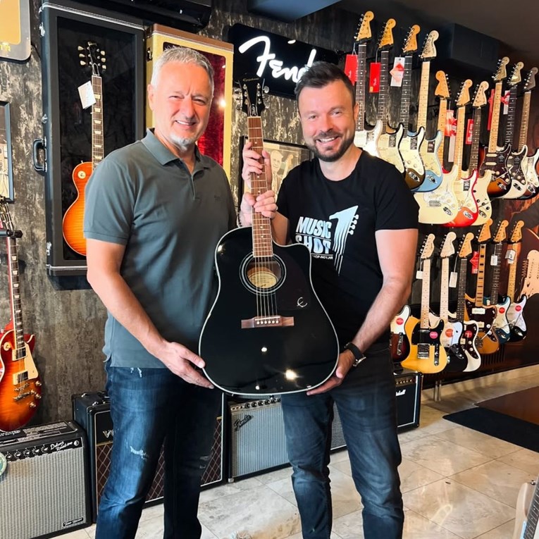 Goran Belošević poklonio Thompsonu novu gitaru: "Nešto malo od nas, ali od srca"