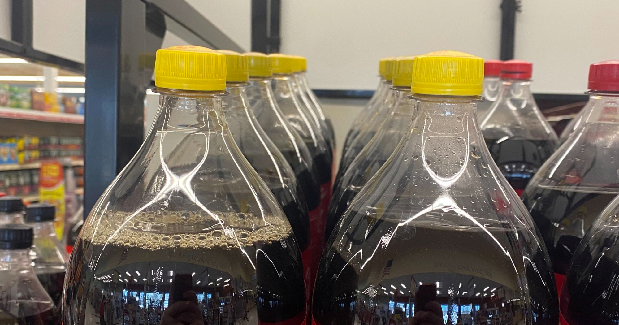 Zašto neke boce Coca-Cole imaju žuti čep?