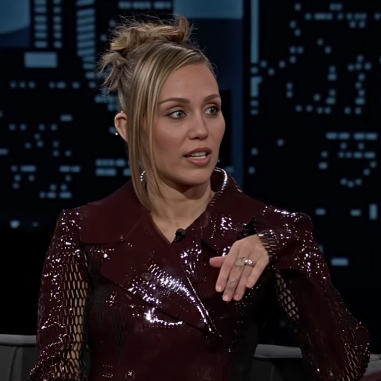 Miley Cyrus šali se o zaručničkom prstenu: "Bio je ponuda za Black Friday"