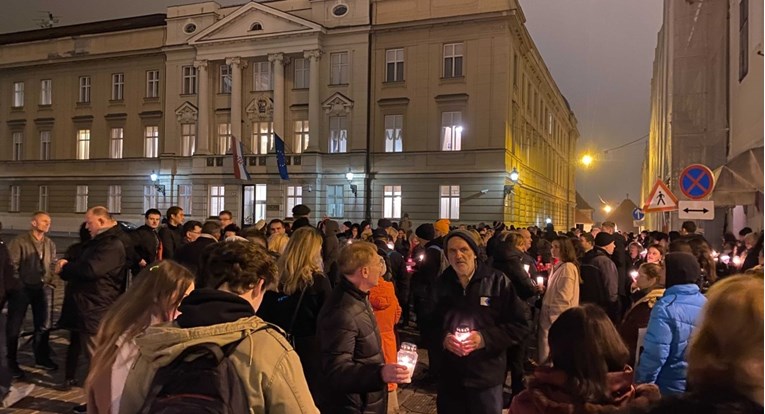 VIDEO Prosvjednici protiv covid-potvrda u Zagrebu molili krunicu