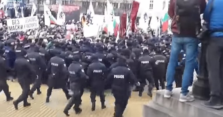 VIDEO Bugari se potukli s policijom zbog mjera, došli do ulaza u parlament