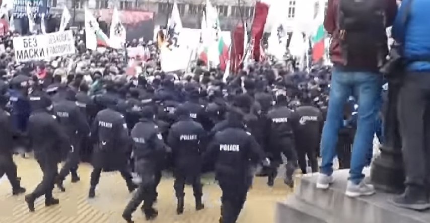 VIDEO Bugari se potukli s policijom zbog mjera, došli do ulaza u parlament