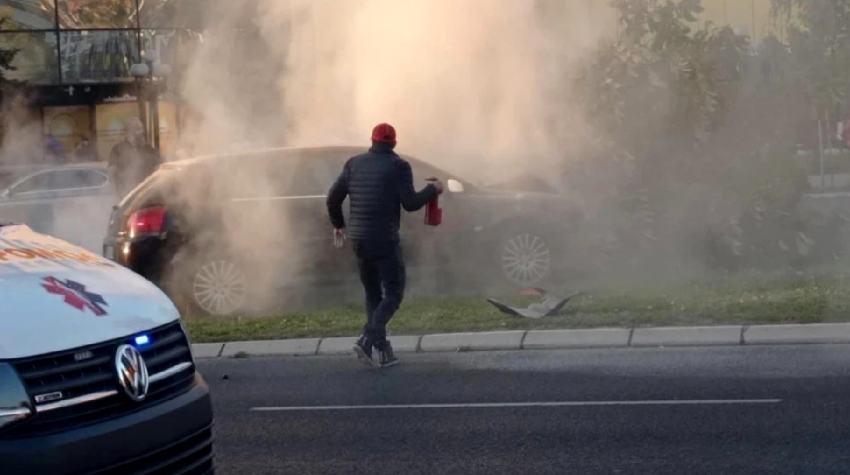 U Sarajevu se namjerno zabio u auto bivše supruge, njegov auto se zapalio