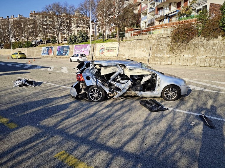 Teška prometna u Rijeci, sudar auta i autobusa. Vozačica prevezena na Hitnu