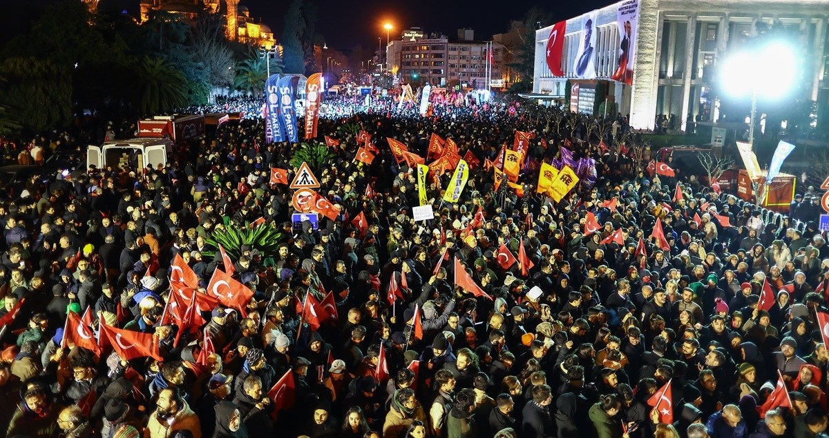 Tisuće na ulicama Istanbula unatoč zabrani. Nose postere uhićenog gradonačelnika