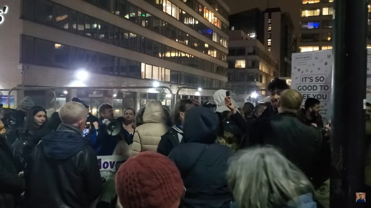 Pijana grupa ljudi pred bolnicom u Londonu vikala da je korona laž, nisu nosili maske