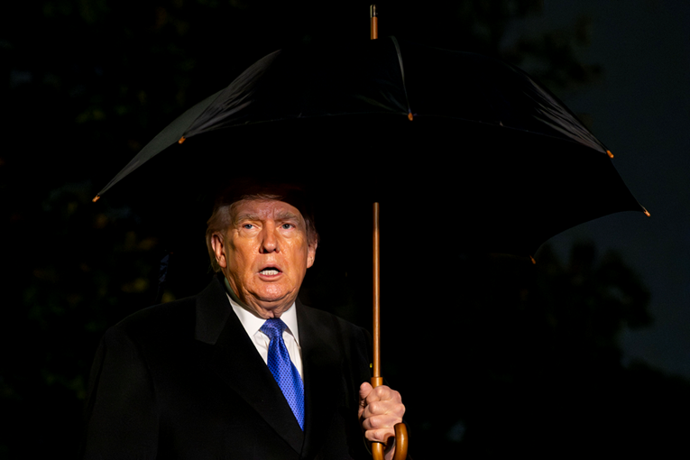 Novinarka: Obećali ste čekove od 2000 dolara Amerikancima. Trump: Kad?