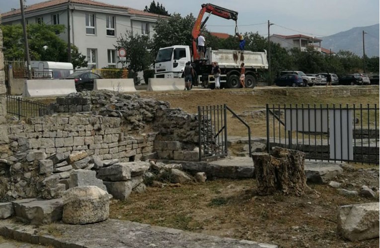 Splitski arheološki muzej postavio kamene blokove u Solinu, tamo se bune