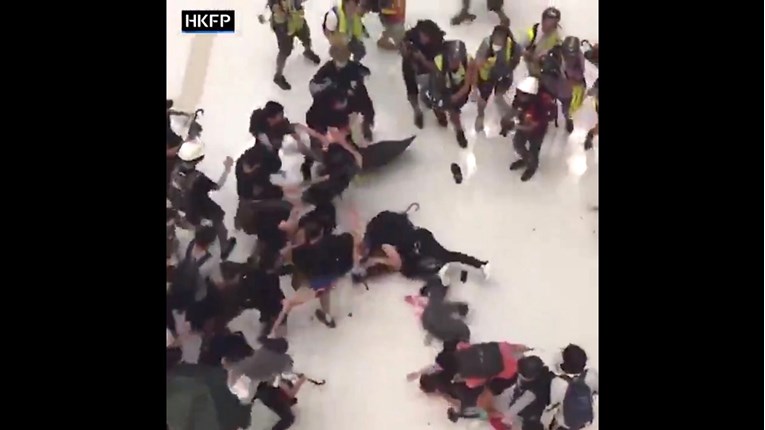 VIDEO Policija u Hong Kongu jedva izvukla živu glavu pred prosvjednicima