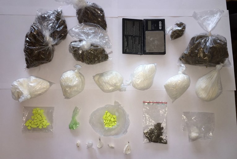 Pronađena veća količina droge u Splitu, policija dilere uhvatila u autu