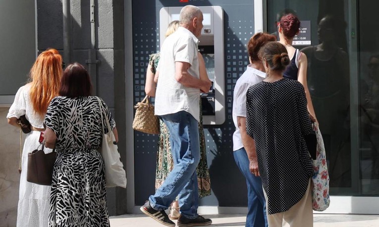 U ponedjeljak počinje isplata naknade za starije. HZMO isplaćuje 160 eura