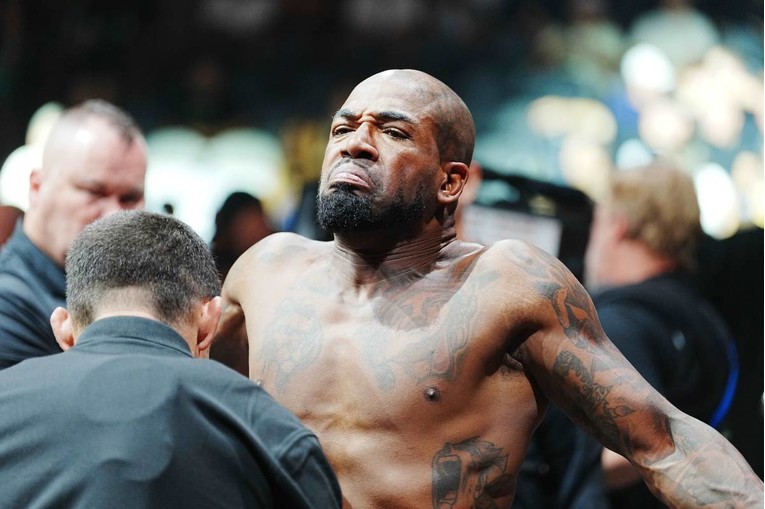 UFC borac ima devet kuća, ali tvrdi da je beskućnik i da živi u autu