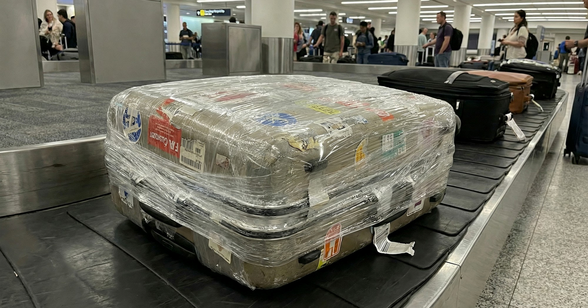 Omotavate kofer prozirnom folijom? Možda to baš i nije dobra ideja