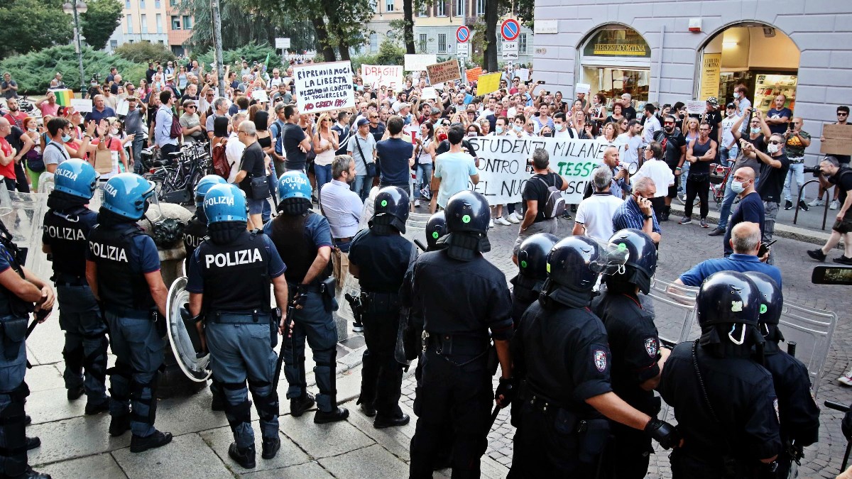 Pretresani domovi antivaksera u Italiji, htjeli kupiti oružje i organizirati nasilje