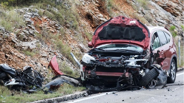 Teška prometna na Murteru, osoba poginula u sudaru dva auta i motora