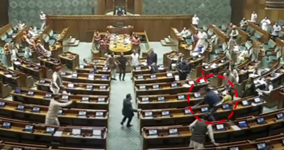VIDEO Muškarac u indijskom parlamentu skakao preko stolova, upao u dio za zastupnike