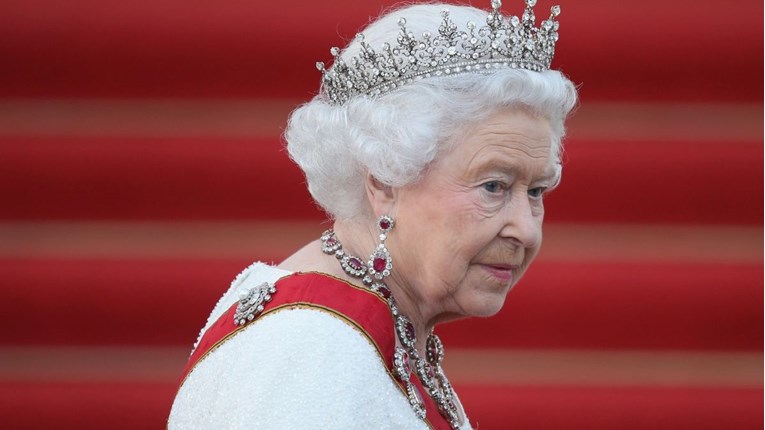 Pomoćnik kraljice Elizabete ima koronavirus: "Svi smo prestravljeni"