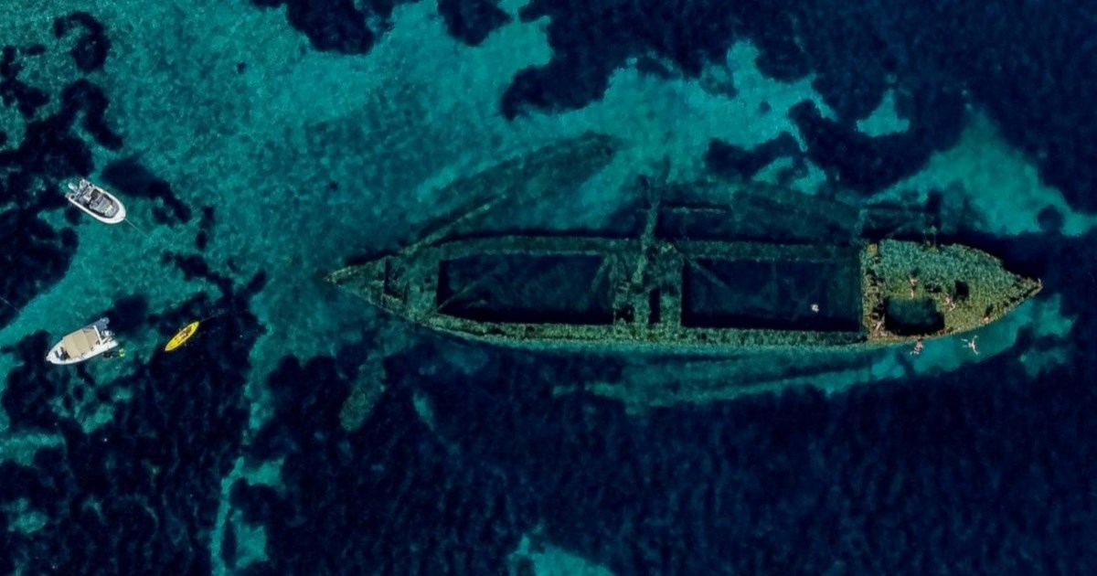 Ova olupina broda nalazi se kraj jednog hrvatskog otoka. O njoj postoji legenda