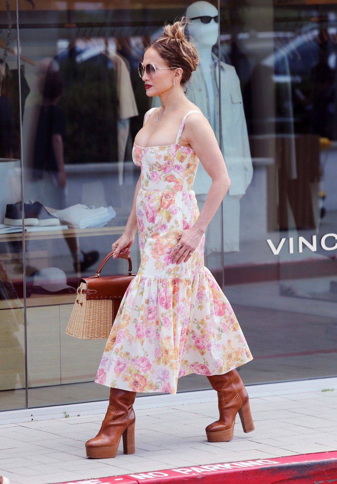 J.Lo prošetala Los Angelesom s torbom skupljom od nekih automobila