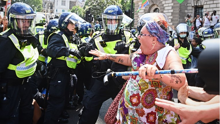 Antivakseri prosvjedovali u Londonu, ozlijeđeno nekoliko policajaca